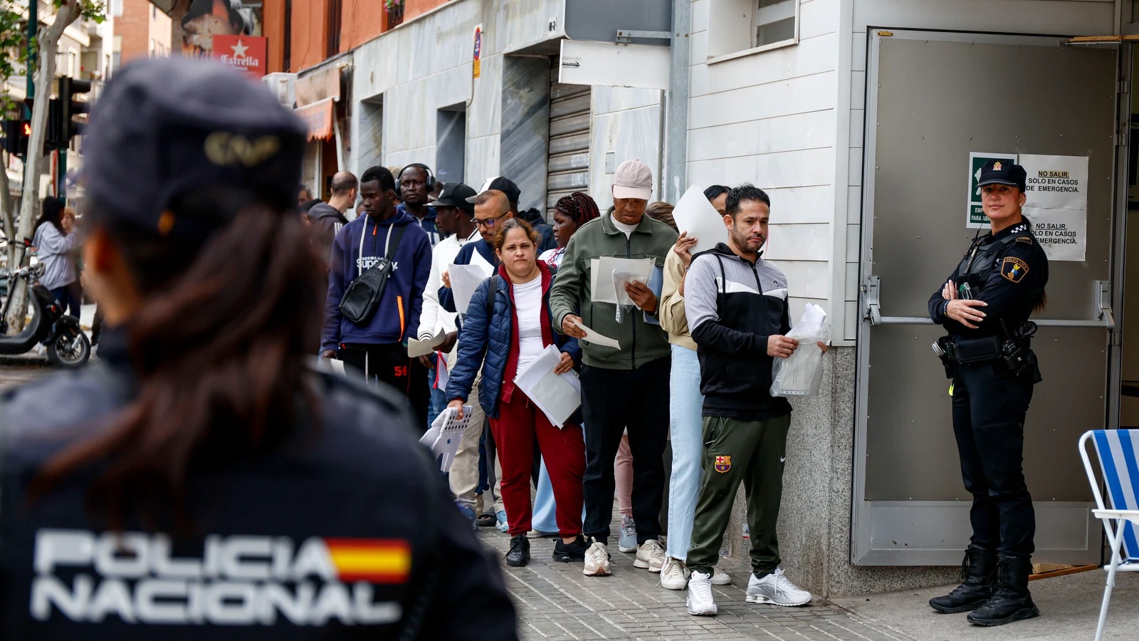 Colas en Elche de personas que tramitan su regularización