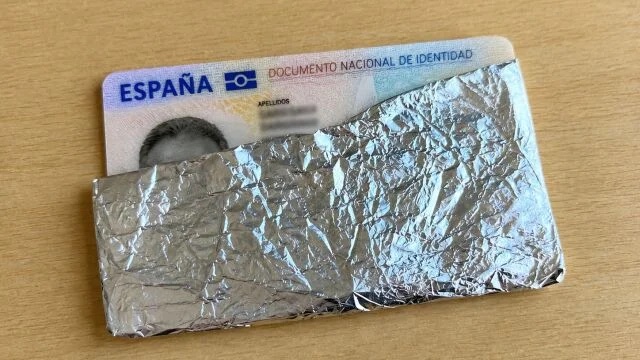Hay quien envuelve el DNI en papel de aluminio para evitar robos de identidad