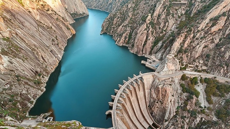 Un embalse destinado a la producción de electricidad y regadío