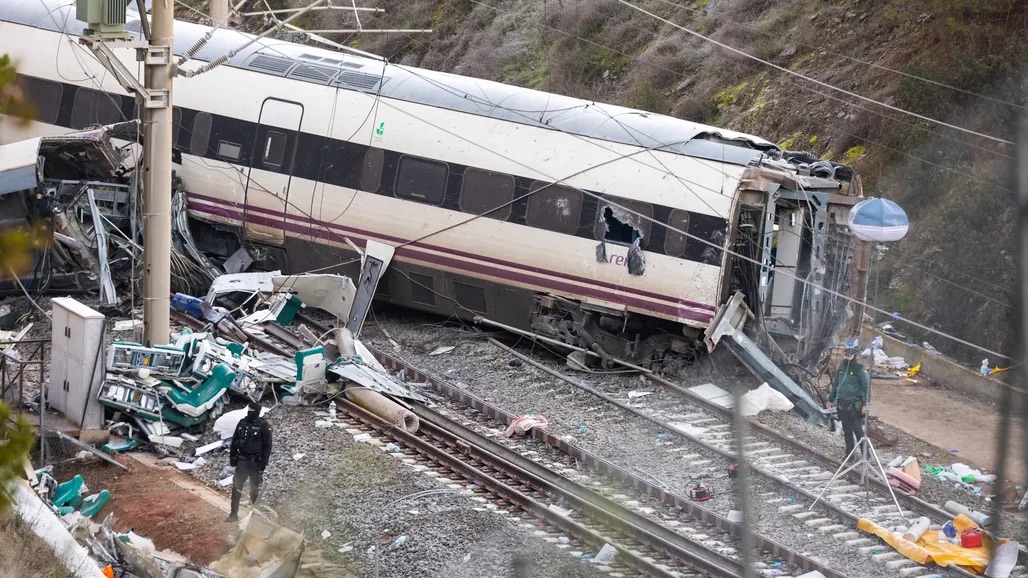 Agentes de la Guardia Civil en el lugar del accidente de tren en Adamuz
