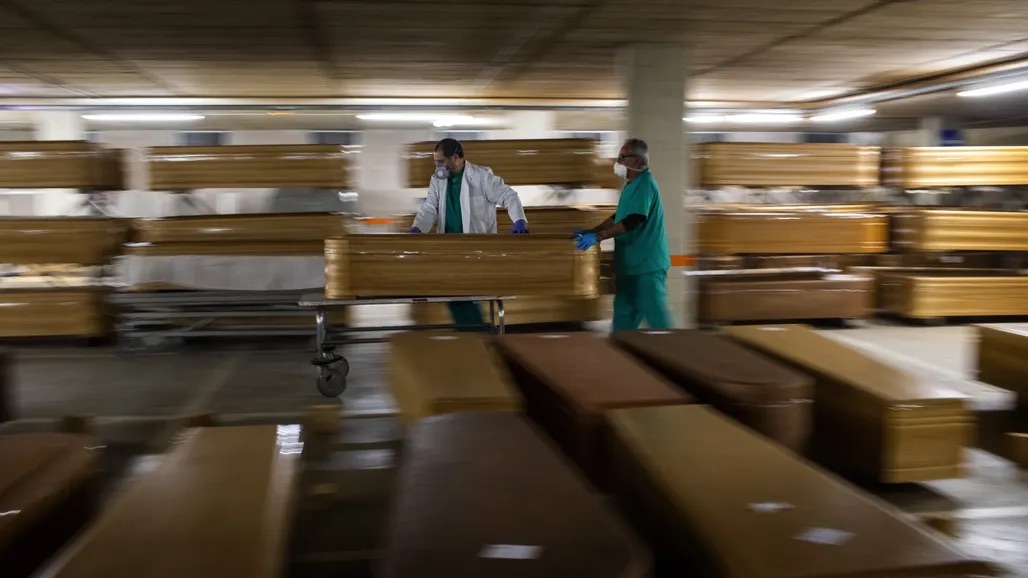 La COVID llenó el mundo de ataudes
