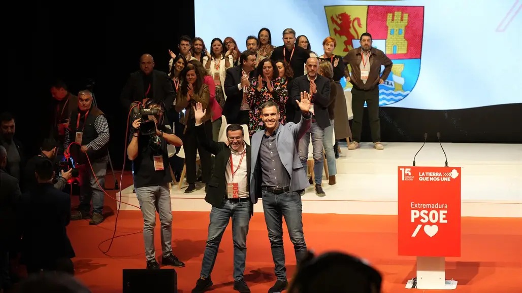 Pedro Sánchez arropa a Miguel Ángel Gallardo en un acto del PSOE en Mérida