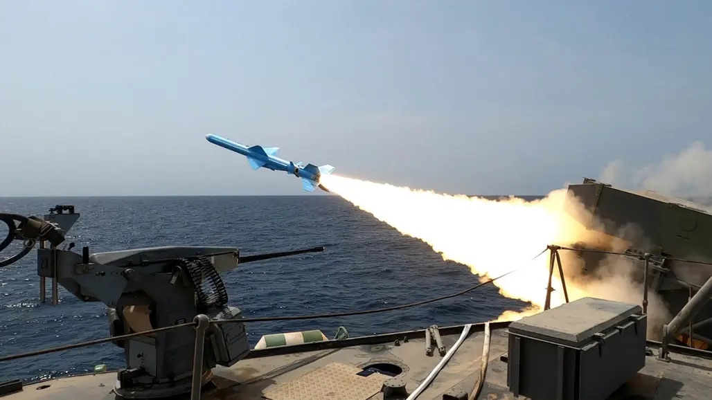 Un barco estadounidense dispara un misil contra un objetivo iraní