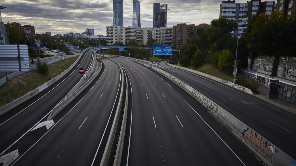 Autopista vacia durante el confinamiento total en