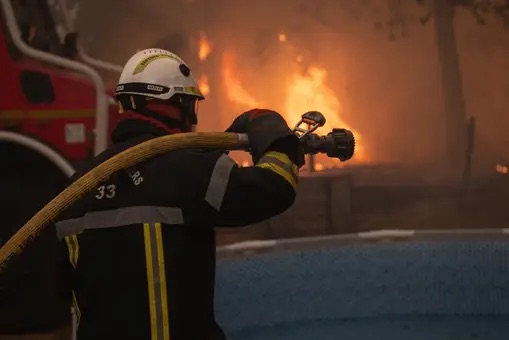 Los bomberos se ven superados por los grandes incendios