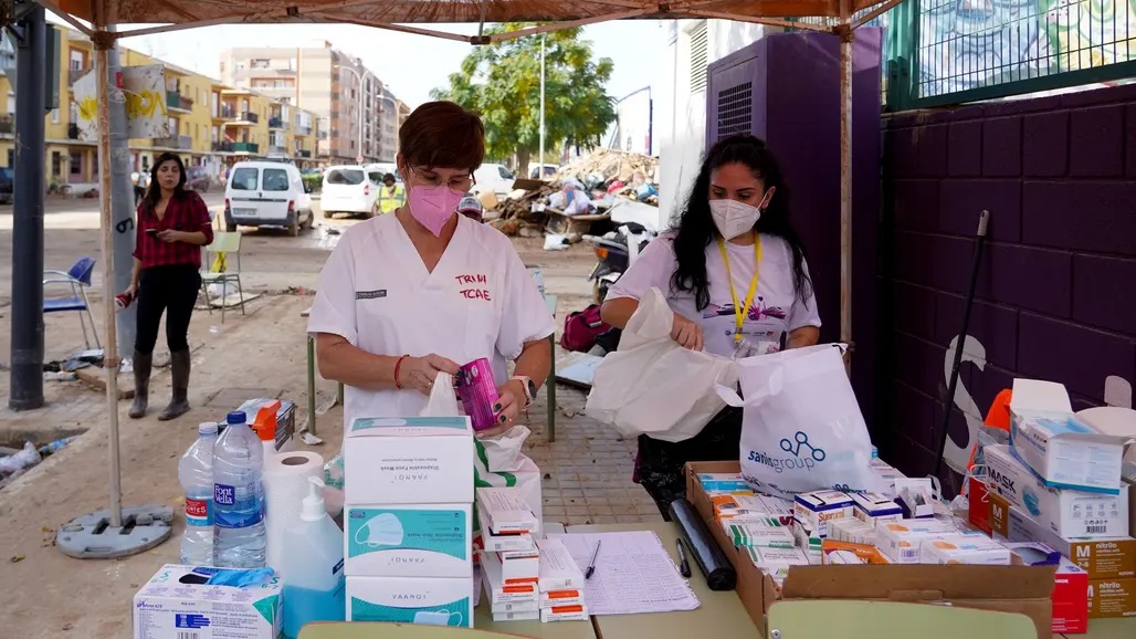 Voluntarios emtregan medicamentos en Sedavi Valencia