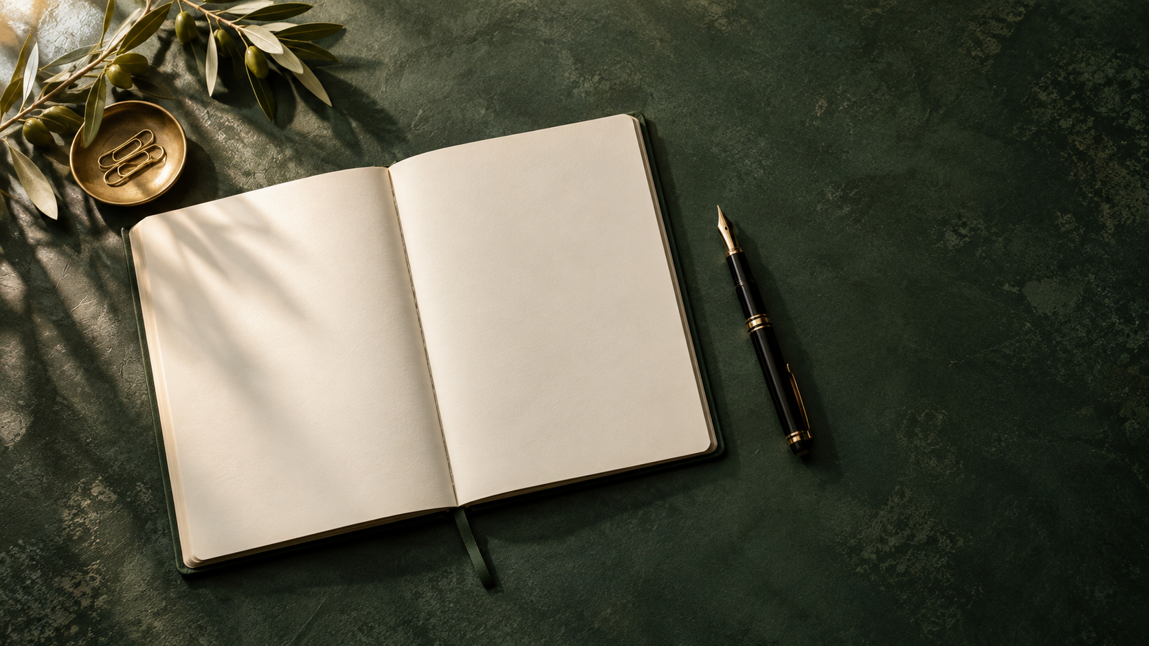 Cuaderno abierto en una mesa verde para preparar una colaboración